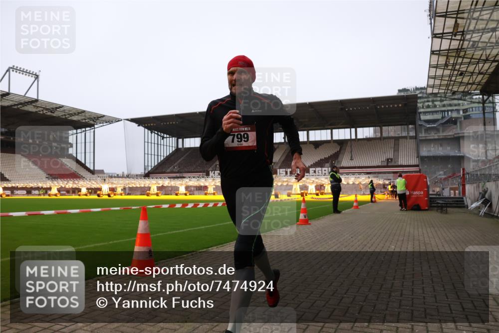 08.12.2024 - St. Pauli X-Mass-Run No. 14 Yannick Fuchs http://msf.ph/oto/7474924 08.12.2024 09:56:31 Ziel 288, 799, 2837, 2839, 3095, 3256 meine-sportfotos.de