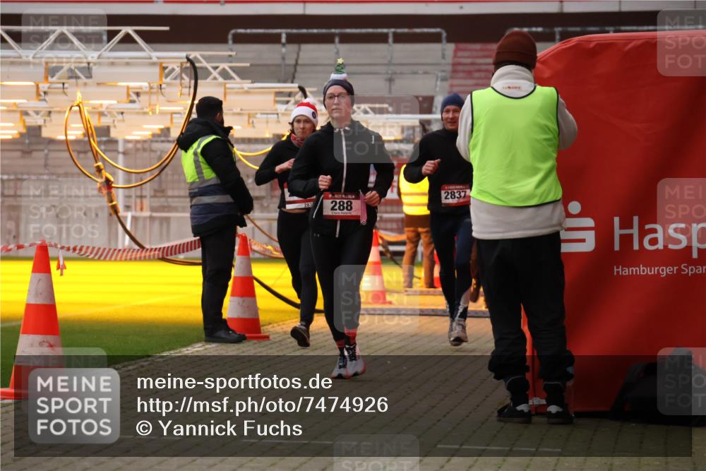 08.12.2024 - St. Pauli X-Mass-Run No. 14 Yannick Fuchs http://msf.ph/oto/7474926 08.12.2024 09:56:36 Ziel 288, 799, 2837, 2839, 3095 meine-sportfotos.de