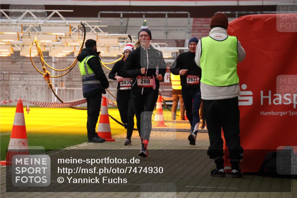 08.12.2024 - St. Pauli X-Mass-Run No. 14 Yannick Fuchs http://msf.ph/oto/7474930 08.12.2024 09:56:36 Ziel 288, 799, 2837, 2839, 3095 meine-sportfotos.de