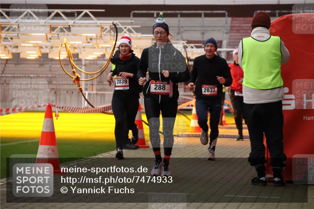 08.12.2024 - St. Pauli X-Mass-Run No. 14 Yannick Fuchs http://msf.ph/oto/7474933 08.12.2024 09:56:37 Ziel 288, 799, 2837, 2839, 3095 meine-sportfotos.de