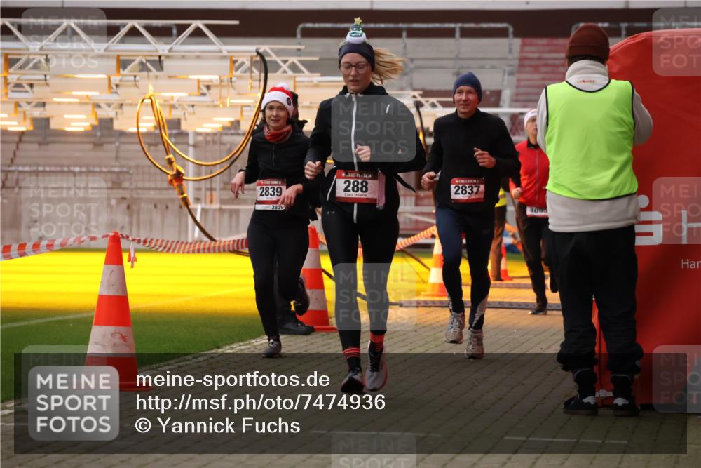08.12.2024 - St. Pauli X-Mass-Run No. 14 Yannick Fuchs http://msf.ph/oto/7474936 08.12.2024 09:56:37 Ziel 288, 799, 2837, 2839, 3095 meine-sportfotos.de