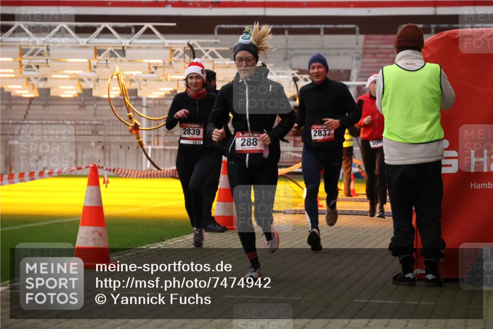08.12.2024 - St. Pauli X-Mass-Run No. 14 Yannick Fuchs http://msf.ph/oto/7474942 08.12.2024 09:56:37 Ziel 288, 799, 2837, 2839, 3095 meine-sportfotos.de