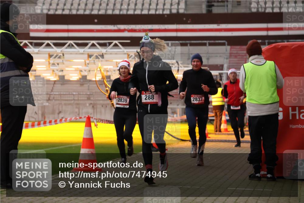 08.12.2024 - St. Pauli X-Mass-Run No. 14 Yannick Fuchs http://msf.ph/oto/7474945 08.12.2024 09:56:38 Ziel 288, 1754, 2837, 2839, 2956, 3095 meine-sportfotos.de