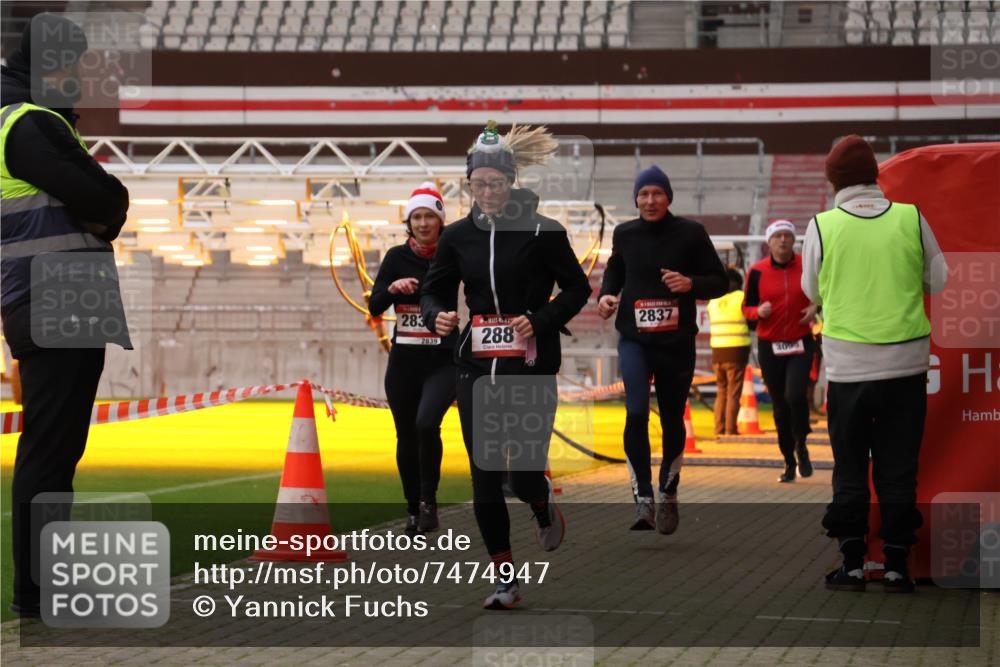 08.12.2024 - St. Pauli X-Mass-Run No. 14 Yannick Fuchs http://msf.ph/oto/7474947 08.12.2024 09:56:38 Ziel 288, 1754, 2837, 2839, 2956, 3095 meine-sportfotos.de
