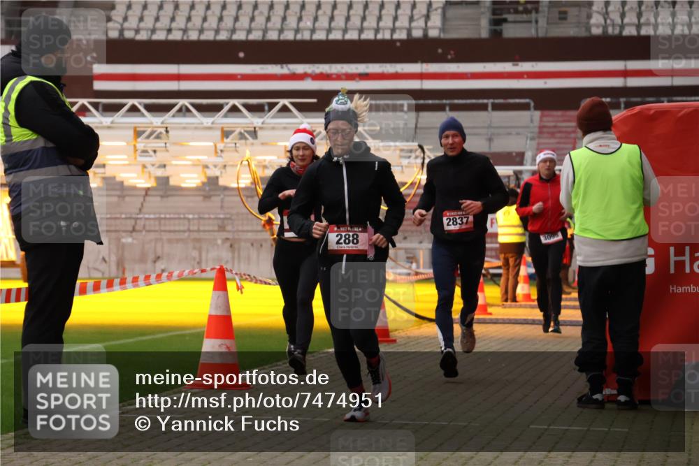 08.12.2024 - St. Pauli X-Mass-Run No. 14 Yannick Fuchs http://msf.ph/oto/7474951 08.12.2024 09:56:38 Ziel 288, 1754, 2837, 2839, 2956, 3095 meine-sportfotos.de