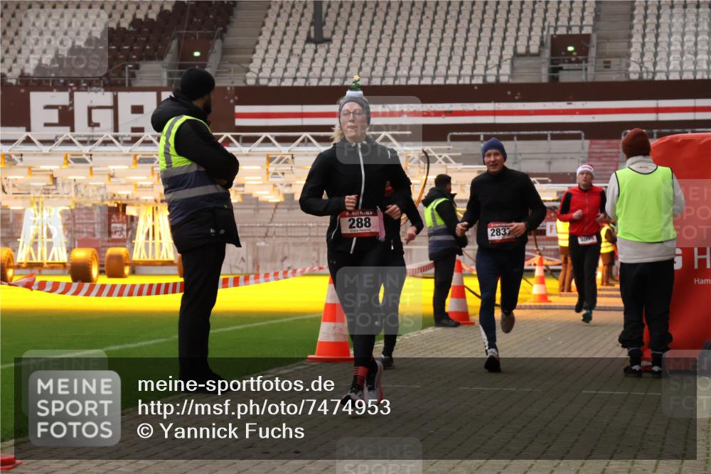 08.12.2024 - St. Pauli X-Mass-Run No. 14 Yannick Fuchs http://msf.ph/oto/7474953 08.12.2024 09:56:39 Ziel 288, 1754, 2837, 2839, 2956, 3095 meine-sportfotos.de