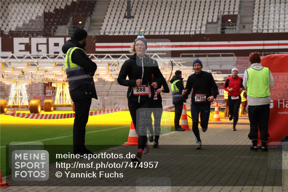 08.12.2024 - St. Pauli X-Mass-Run No. 14 Yannick Fuchs http://msf.ph/oto/7474957 08.12.2024 09:56:39 Ziel 288, 1754, 2837, 2839, 2956, 3095 meine-sportfotos.de