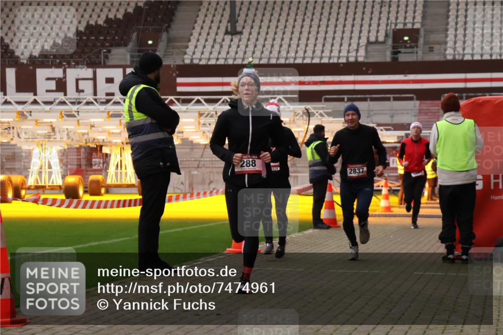 08.12.2024 - St. Pauli X-Mass-Run No. 14 Yannick Fuchs http://msf.ph/oto/7474961 08.12.2024 09:56:39 Ziel 288, 1754, 2837, 2839, 2956, 3095 meine-sportfotos.de