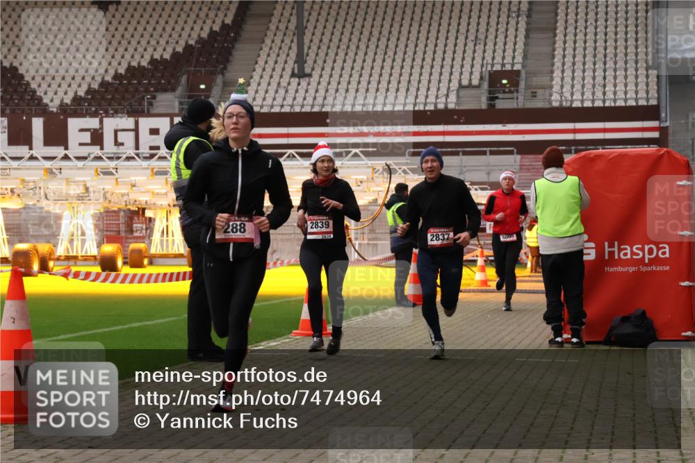 08.12.2024 - St. Pauli X-Mass-Run No. 14 Yannick Fuchs http://msf.ph/oto/7474964 08.12.2024 09:56:39 Ziel 288, 1754, 2837, 2839, 2956, 3095 meine-sportfotos.de