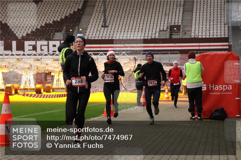08.12.2024 - St. Pauli X-Mass-Run No. 14 Yannick Fuchs http://msf.ph/oto/7474967 08.12.2024 09:56:39 Ziel 288, 1754, 2837, 2839, 2956, 3095 meine-sportfotos.de
