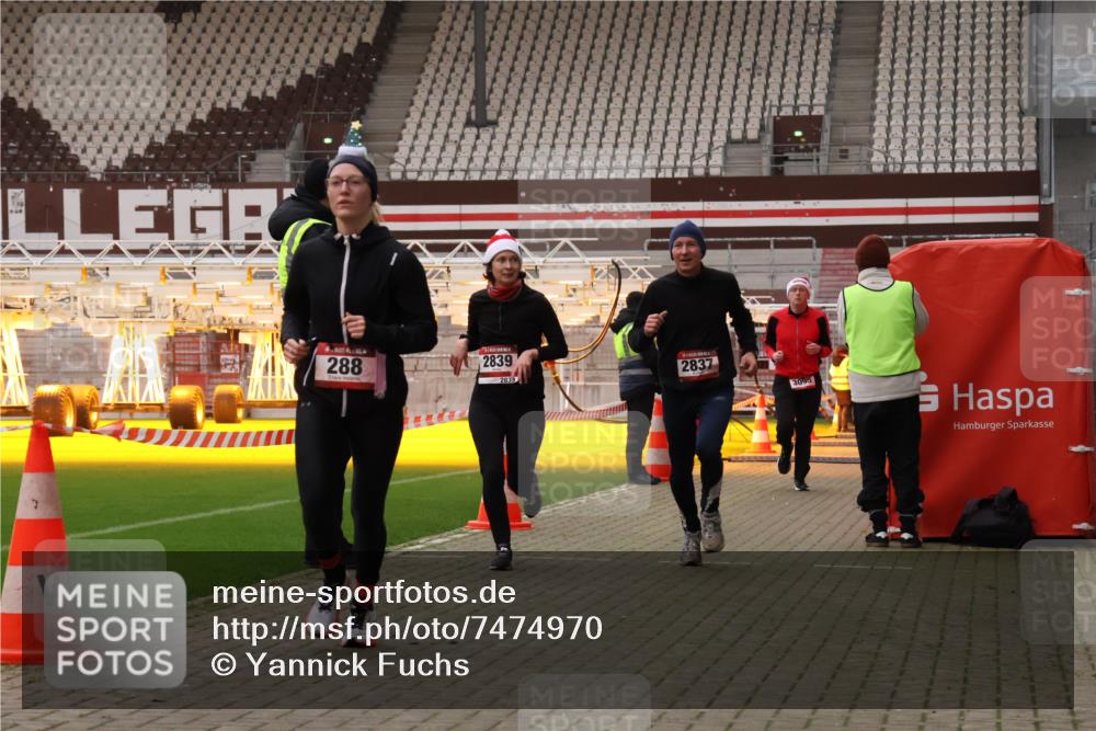08.12.2024 - St. Pauli X-Mass-Run No. 14 Yannick Fuchs http://msf.ph/oto/7474970 08.12.2024 09:56:40 Ziel 288, 1754, 2837, 2839, 2956, 3095 meine-sportfotos.de