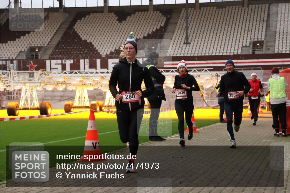 08.12.2024 - St. Pauli X-Mass-Run No. 14 Yannick Fuchs http://msf.ph/oto/7474973 08.12.2024 09:56:40 Ziel 288, 1754, 2837, 2839, 2956, 3095 meine-sportfotos.de