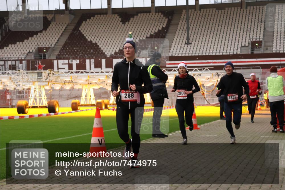 08.12.2024 - St. Pauli X-Mass-Run No. 14 Yannick Fuchs http://msf.ph/oto/7474975 08.12.2024 09:56:40 Ziel 288, 1754, 2837, 2839, 2956, 3095 meine-sportfotos.de