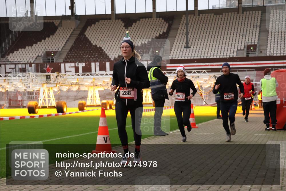08.12.2024 - St. Pauli X-Mass-Run No. 14 Yannick Fuchs http://msf.ph/oto/7474978 08.12.2024 09:56:40 Ziel 288, 1754, 2837, 2839, 2956, 3095 meine-sportfotos.de