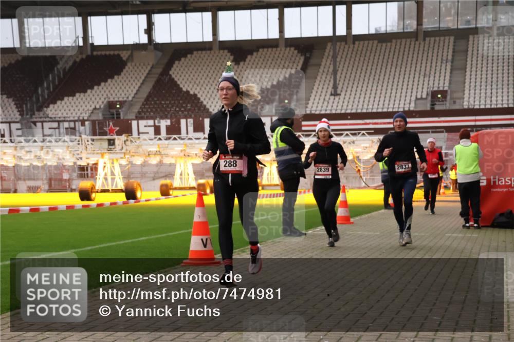 08.12.2024 - St. Pauli X-Mass-Run No. 14 Yannick Fuchs http://msf.ph/oto/7474981 08.12.2024 09:56:40 Ziel 288, 1754, 2837, 2839, 2956, 3095 meine-sportfotos.de