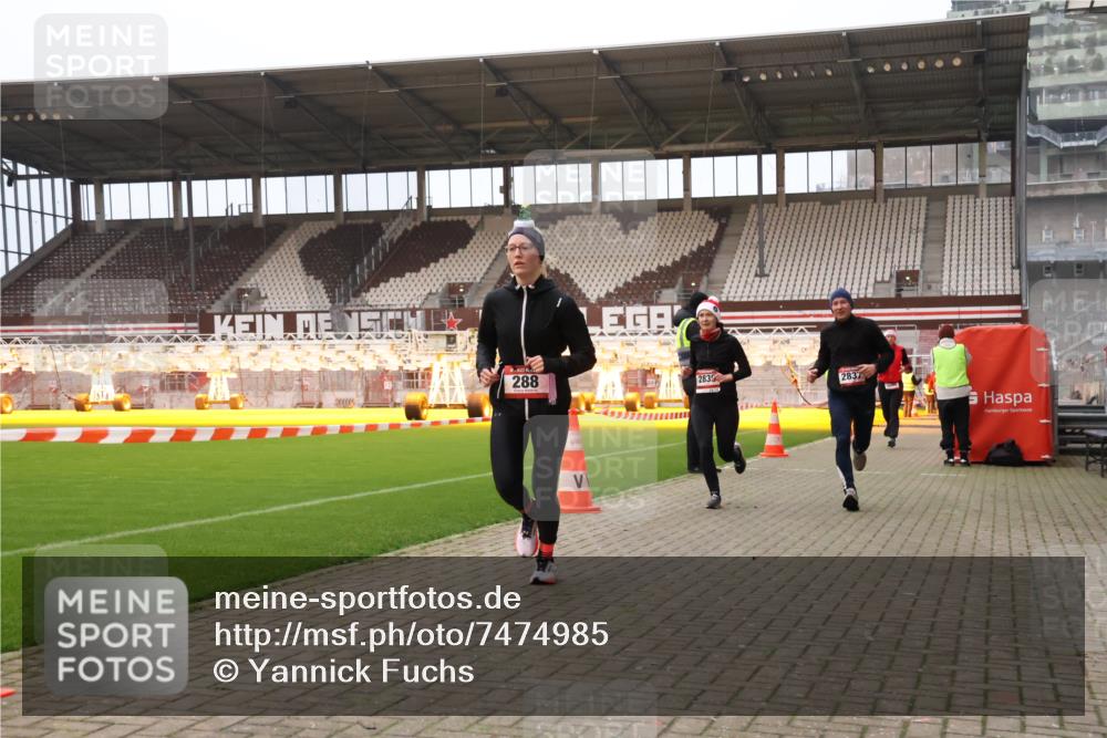 08.12.2024 - St. Pauli X-Mass-Run No. 14 Yannick Fuchs http://msf.ph/oto/7474985 08.12.2024 09:56:41 Ziel 288, 1754, 2837, 2839, 2956, 3095 meine-sportfotos.de