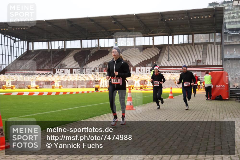 08.12.2024 - St. Pauli X-Mass-Run No. 14 Yannick Fuchs http://msf.ph/oto/7474988 08.12.2024 09:56:41 Ziel 288, 1754, 2837, 2839, 2956, 3095 meine-sportfotos.de