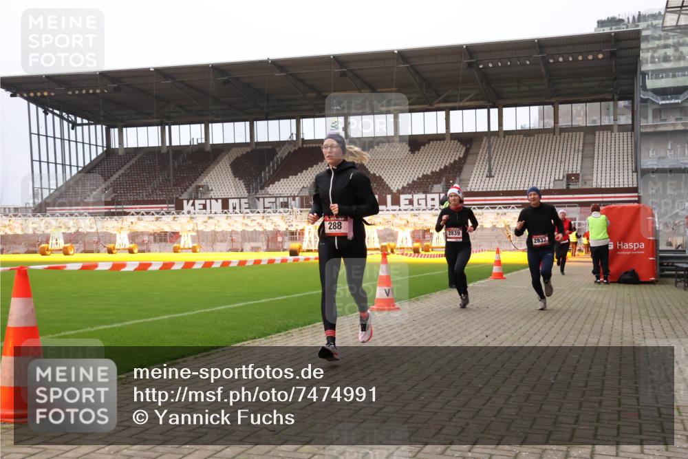 08.12.2024 - St. Pauli X-Mass-Run No. 14 Yannick Fuchs http://msf.ph/oto/7474991 08.12.2024 09:56:41 Ziel 288, 1754, 2837, 2839, 2956, 3095 meine-sportfotos.de