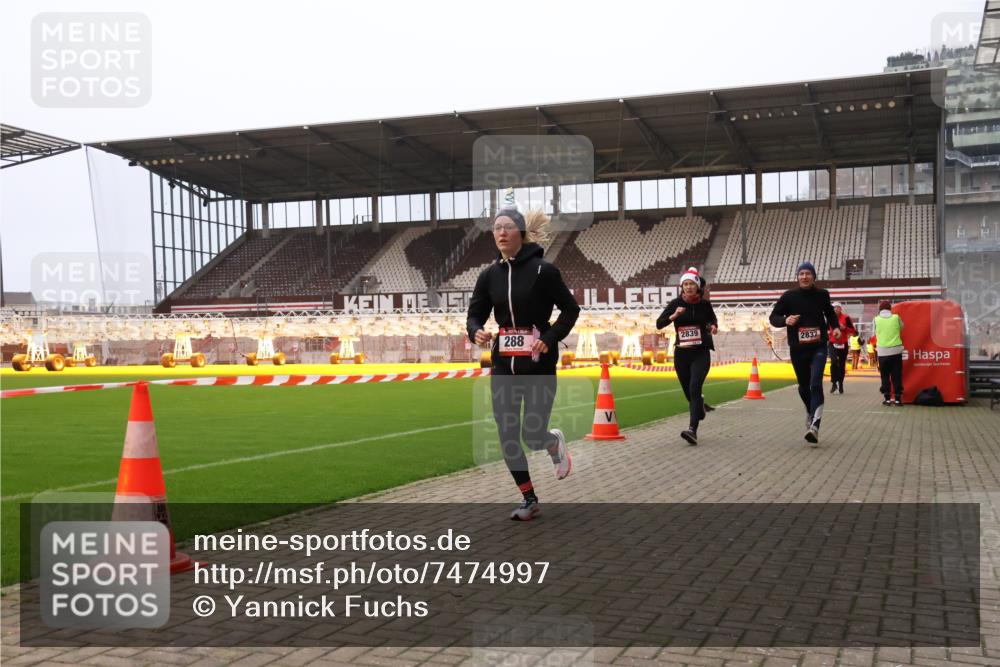 08.12.2024 - St. Pauli X-Mass-Run No. 14 Yannick Fuchs http://msf.ph/oto/7474997 08.12.2024 09:56:41 Ziel 288, 1754, 2837, 2839, 2956, 3095 meine-sportfotos.de
