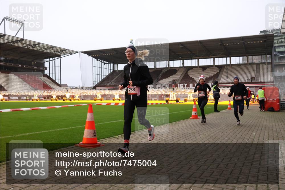08.12.2024 - St. Pauli X-Mass-Run No. 14 Yannick Fuchs http://msf.ph/oto/7475004 08.12.2024 09:56:42 Ziel 288, 1754, 2837, 2839, 2956, 3095 meine-sportfotos.de