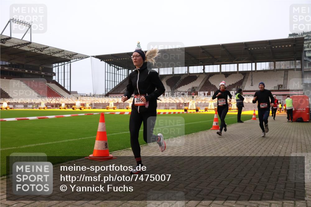 08.12.2024 - St. Pauli X-Mass-Run No. 14 Yannick Fuchs http://msf.ph/oto/7475007 08.12.2024 09:56:42 Ziel 288, 1754, 2837, 2839, 2956, 3095 meine-sportfotos.de