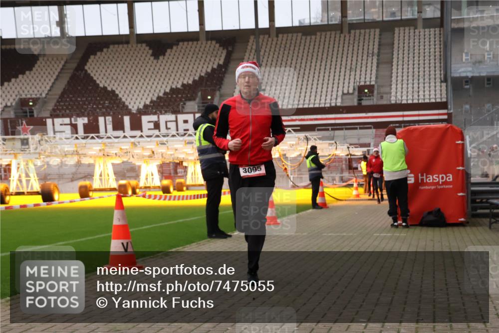 08.12.2024 - St. Pauli X-Mass-Run No. 14 Yannick Fuchs http://msf.ph/oto/7475055 08.12.2024 09:56:45 Ziel 288, 1741, 1754, 2837, 2839, 2956, 3095, 3139 meine-sportfotos.de
