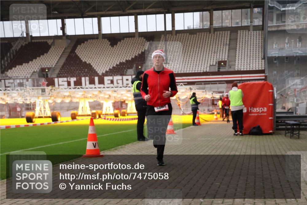 08.12.2024 - St. Pauli X-Mass-Run No. 14 Yannick Fuchs http://msf.ph/oto/7475058 08.12.2024 09:56:45 Ziel 288, 1741, 1754, 2837, 2839, 2956, 3095, 3139 meine-sportfotos.de