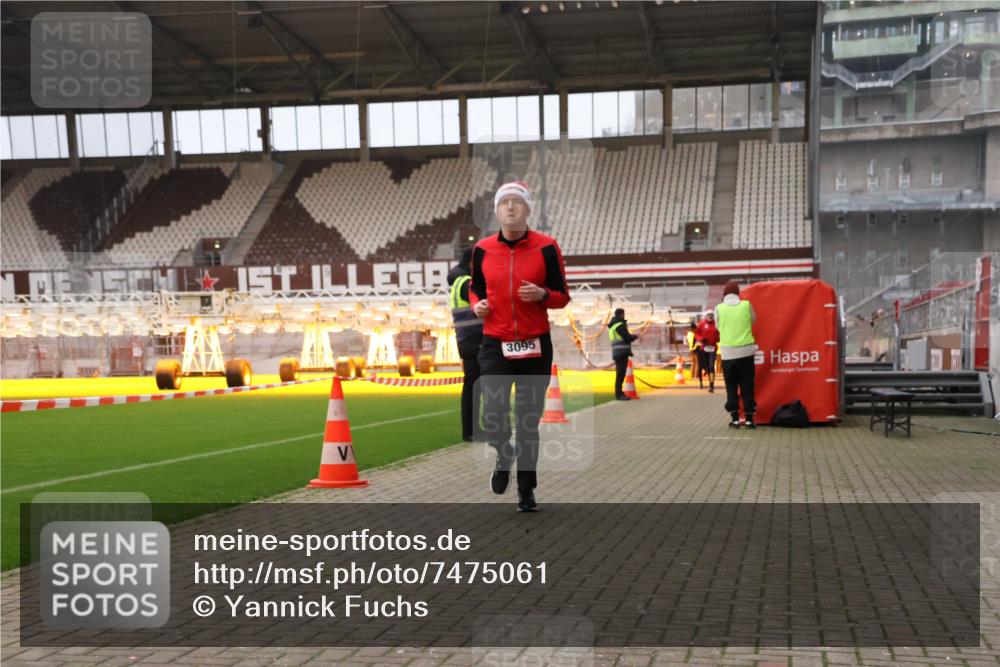 08.12.2024 - St. Pauli X-Mass-Run No. 14 Yannick Fuchs http://msf.ph/oto/7475061 08.12.2024 09:56:45 Ziel 288, 1741, 1754, 2837, 2839, 2956, 3095, 3139 meine-sportfotos.de