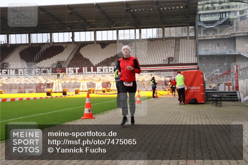 08.12.2024 - St. Pauli X-Mass-Run No. 14 Yannick Fuchs http://msf.ph/oto/7475065 08.12.2024 09:56:46 Ziel 288, 1741, 1754, 2837, 2839, 2956, 3095, 3139 meine-sportfotos.de