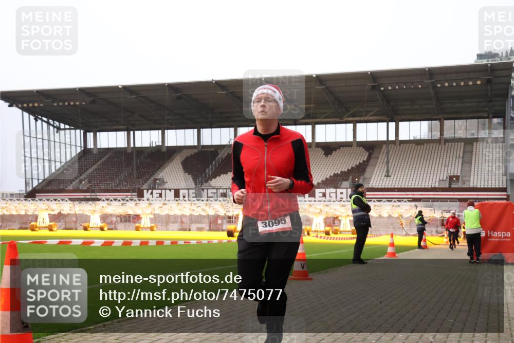 08.12.2024 - St. Pauli X-Mass-Run No. 14 Yannick Fuchs http://msf.ph/oto/7475077 08.12.2024 09:56:47 Ziel 288, 1741, 1754, 2837, 2839, 2956, 3095, 3139 meine-sportfotos.de