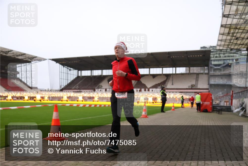 08.12.2024 - St. Pauli X-Mass-Run No. 14 Yannick Fuchs http://msf.ph/oto/7475085 08.12.2024 09:56:47 Ziel 288, 1741, 1754, 2837, 2839, 2956, 3095, 3139 meine-sportfotos.de