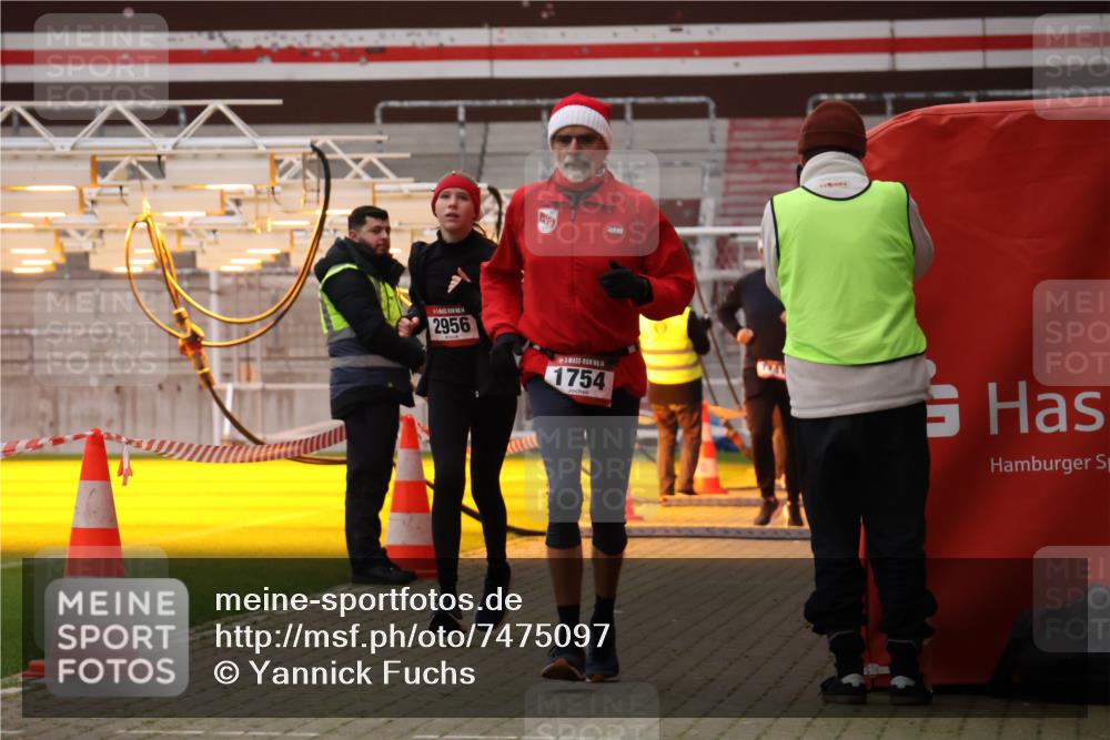 08.12.2024 - St. Pauli X-Mass-Run No. 14 Yannick Fuchs http://msf.ph/oto/7475097 08.12.2024 09:56:50 Ziel 364, 384, 420, 1741, 1754, 2837, 2839, 2956, 3095, 3139 meine-sportfotos.de