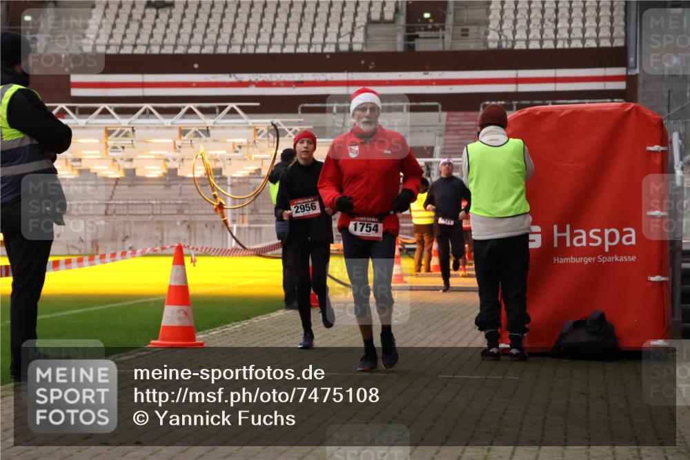 08.12.2024 - St. Pauli X-Mass-Run No. 14 Yannick Fuchs http://msf.ph/oto/7475108 08.12.2024 09:56:51 Ziel 364, 384, 420, 1741, 1754, 2956, 3095, 3139 meine-sportfotos.de