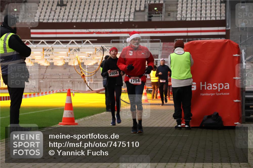 08.12.2024 - St. Pauli X-Mass-Run No. 14 Yannick Fuchs http://msf.ph/oto/7475110 08.12.2024 09:56:51 Ziel 364, 384, 420, 1741, 1754, 2956, 3095, 3139 meine-sportfotos.de