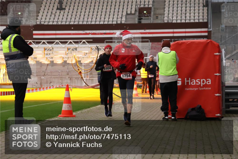 08.12.2024 - St. Pauli X-Mass-Run No. 14 Yannick Fuchs http://msf.ph/oto/7475113 08.12.2024 09:56:51 Ziel 364, 384, 420, 1741, 1754, 2956, 3095, 3139 meine-sportfotos.de
