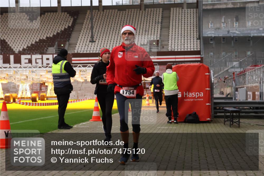 08.12.2024 - St. Pauli X-Mass-Run No. 14 Yannick Fuchs http://msf.ph/oto/7475120 08.12.2024 09:56:54 Ziel 364, 384, 420, 1741, 1754, 2956, 3022, 3095, 3139 meine-sportfotos.de