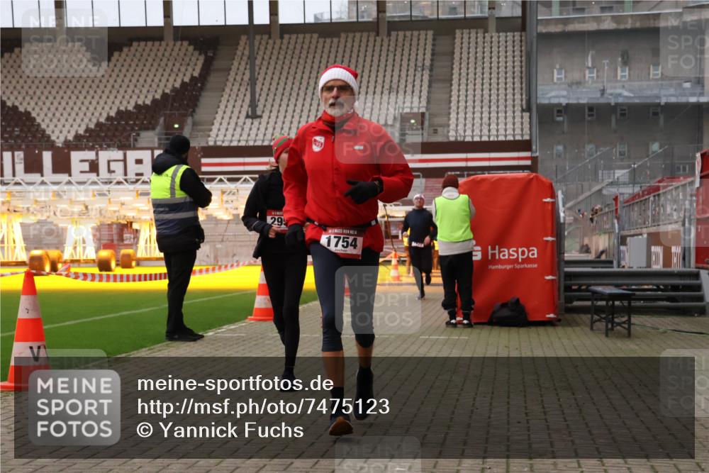 08.12.2024 - St. Pauli X-Mass-Run No. 14 Yannick Fuchs http://msf.ph/oto/7475123 08.12.2024 09:56:54 Ziel 364, 384, 420, 1741, 1754, 2956, 3022, 3095, 3139 meine-sportfotos.de