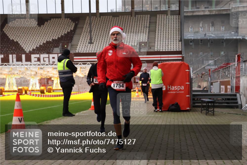 08.12.2024 - St. Pauli X-Mass-Run No. 14 Yannick Fuchs http://msf.ph/oto/7475127 08.12.2024 09:56:54 Ziel 364, 384, 420, 1741, 1754, 2956, 3022, 3095, 3139 meine-sportfotos.de