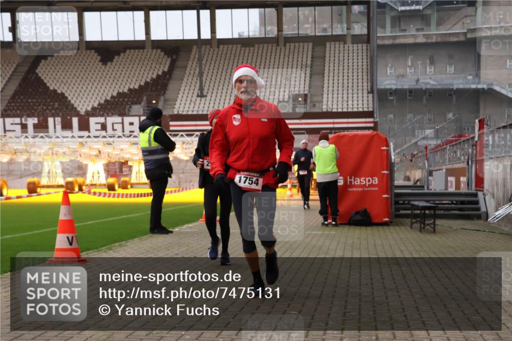 08.12.2024 - St. Pauli X-Mass-Run No. 14 Yannick Fuchs http://msf.ph/oto/7475131 08.12.2024 09:56:54 Ziel 364, 384, 420, 1741, 1754, 2956, 3022, 3095, 3139 meine-sportfotos.de