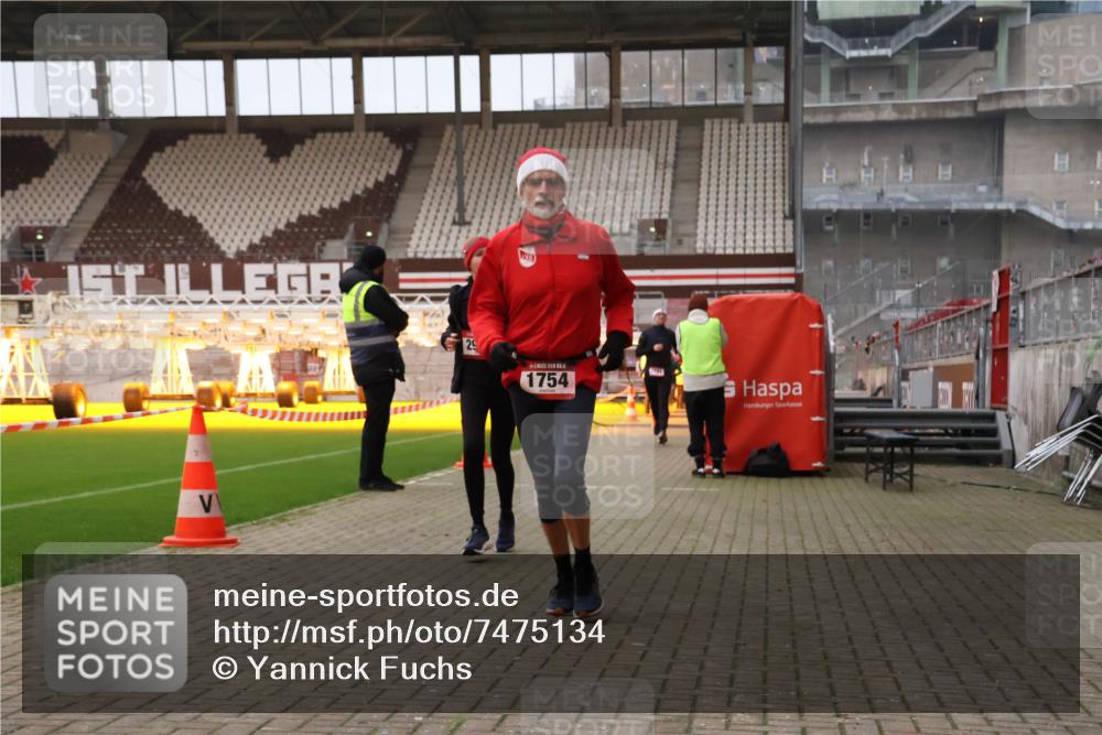08.12.2024 - St. Pauli X-Mass-Run No. 14 Yannick Fuchs http://msf.ph/oto/7475134 08.12.2024 09:56:54 Ziel 364, 384, 420, 1741, 1754, 2956, 3022, 3095, 3139 meine-sportfotos.de