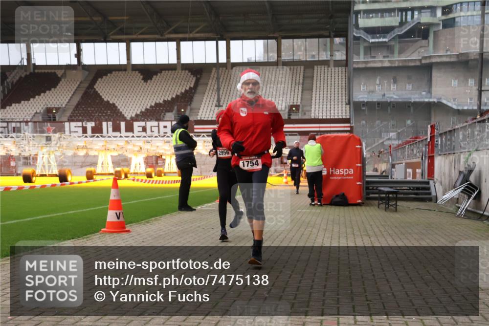 08.12.2024 - St. Pauli X-Mass-Run No. 14 Yannick Fuchs http://msf.ph/oto/7475138 08.12.2024 09:56:54 Ziel 364, 384, 420, 1741, 1754, 2956, 3022, 3095, 3139 meine-sportfotos.de