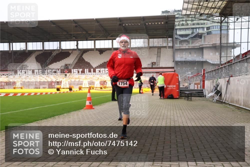 08.12.2024 - St. Pauli X-Mass-Run No. 14 Yannick Fuchs http://msf.ph/oto/7475142 08.12.2024 09:56:55 Ziel 364, 384, 420, 1741, 1754, 2956, 3022, 3139 meine-sportfotos.de