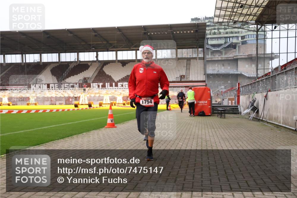 08.12.2024 - St. Pauli X-Mass-Run No. 14 Yannick Fuchs http://msf.ph/oto/7475147 08.12.2024 09:56:55 Ziel 364, 384, 420, 1741, 1754, 2956, 3022, 3139 meine-sportfotos.de