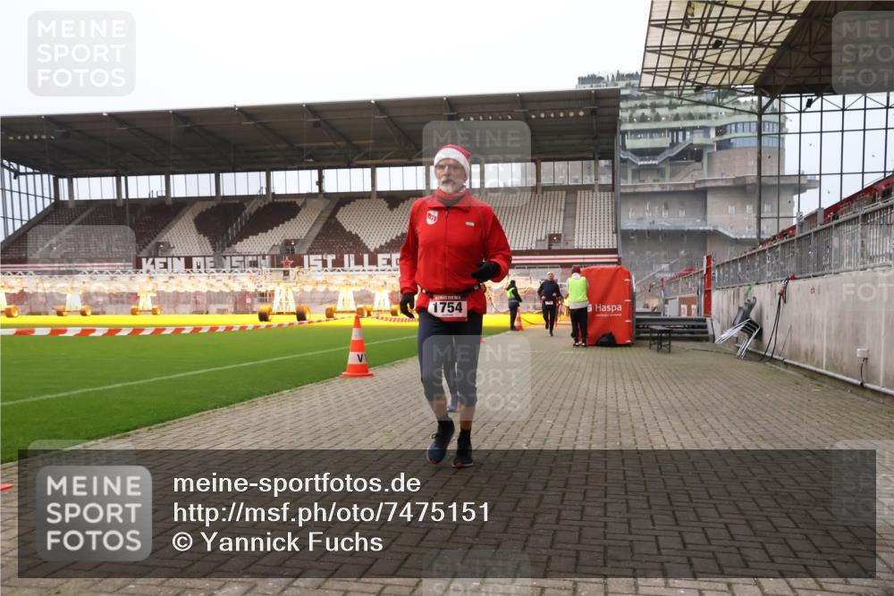 08.12.2024 - St. Pauli X-Mass-Run No. 14 Yannick Fuchs http://msf.ph/oto/7475151 08.12.2024 09:56:55 Ziel 364, 384, 420, 1741, 1754, 2956, 3022, 3139 meine-sportfotos.de