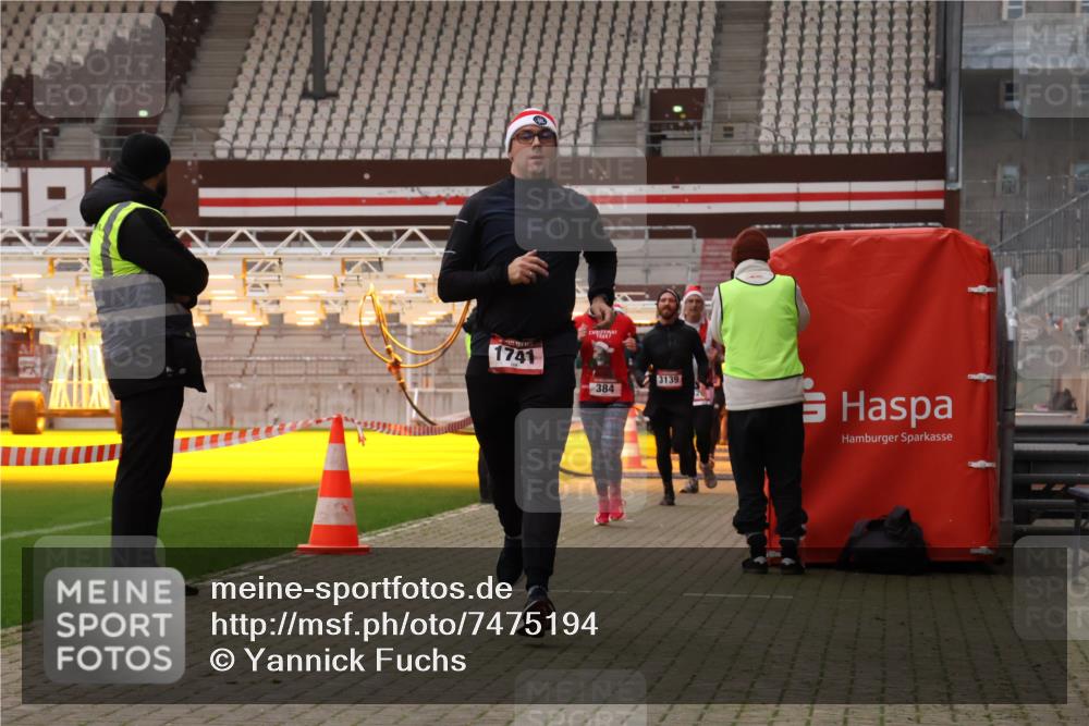 08.12.2024 - St. Pauli X-Mass-Run No. 14 Yannick Fuchs http://msf.ph/oto/7475194 08.12.2024 09:56:58 Ziel 364, 384, 420, 755, 763, 904, 1741, 1754, 1982, 2956, 3022, 3139 meine-sportfotos.de