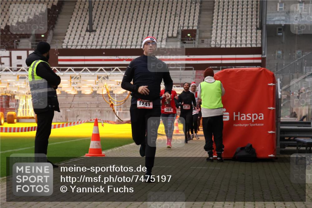 08.12.2024 - St. Pauli X-Mass-Run No. 14 Yannick Fuchs http://msf.ph/oto/7475197 08.12.2024 09:56:58 Ziel 364, 384, 420, 755, 763, 904, 1741, 1754, 1982, 2956, 3022, 3139 meine-sportfotos.de