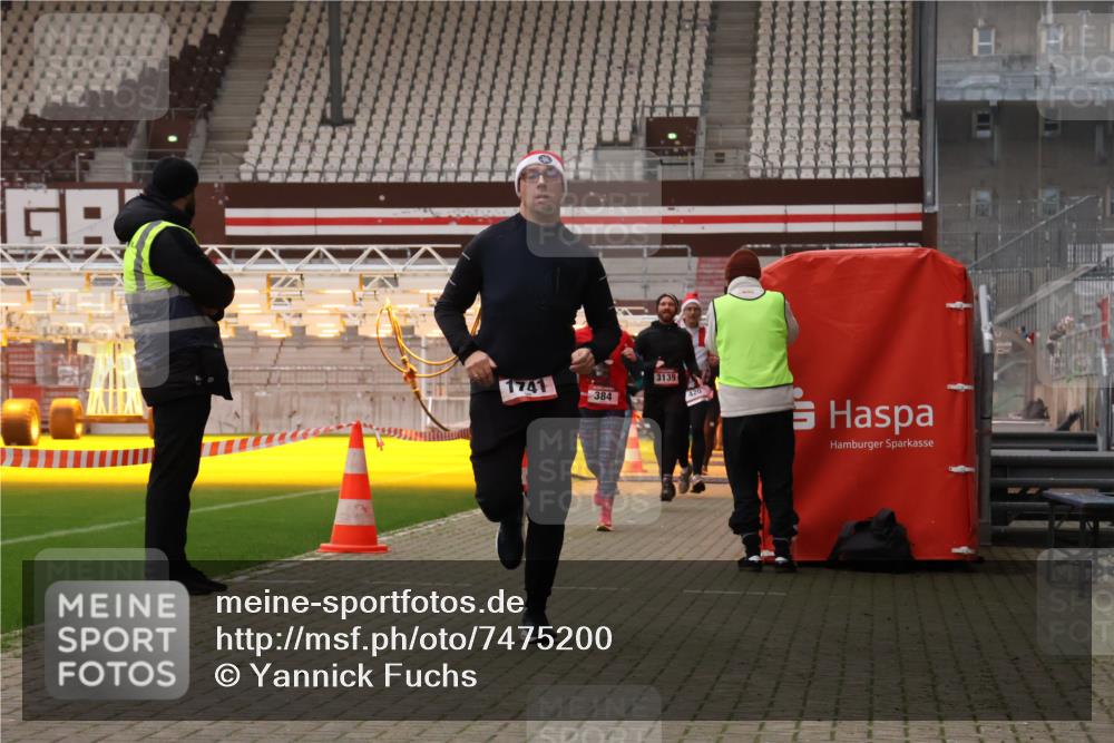 08.12.2024 - St. Pauli X-Mass-Run No. 14 Yannick Fuchs http://msf.ph/oto/7475200 08.12.2024 09:56:59 Ziel 364, 384, 420, 755, 763, 904, 1291, 1741, 1754, 1982, 2267, 2956, 3022, 3139 meine-sportfotos.de