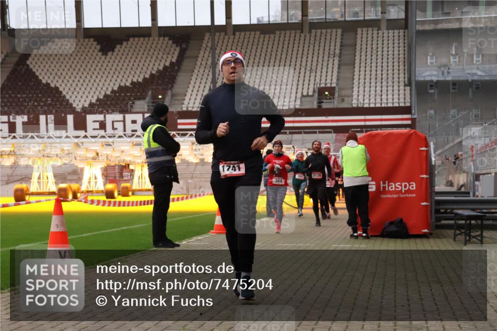 08.12.2024 - St. Pauli X-Mass-Run No. 14 Yannick Fuchs http://msf.ph/oto/7475204 08.12.2024 09:57:00 Ziel 364, 384, 420, 755, 763, 904, 1291, 1741, 1754, 1982, 2267, 2956, 3022, 3139 meine-sportfotos.de