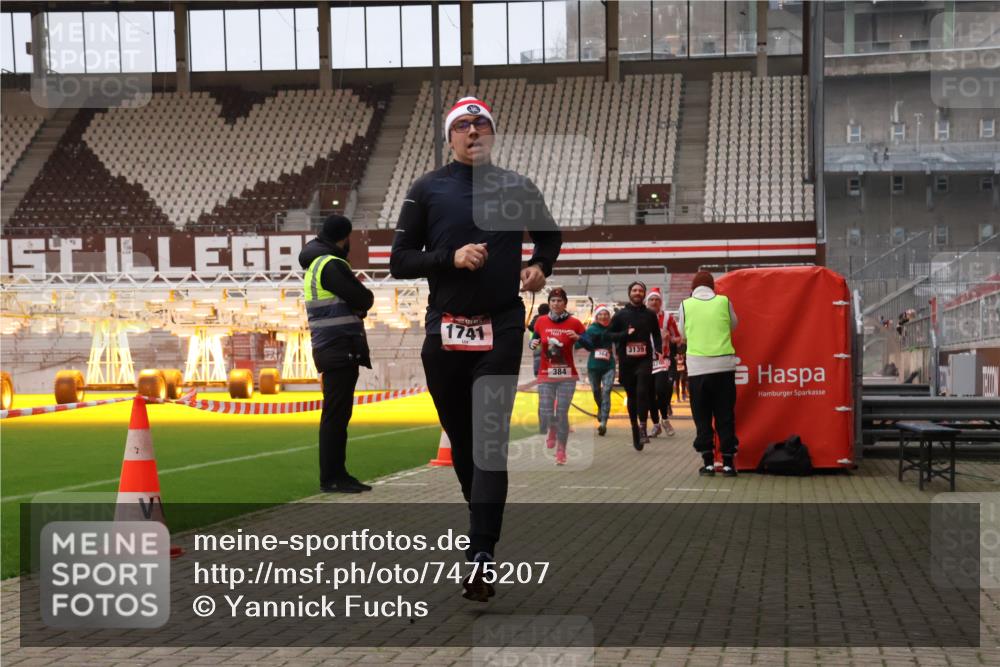 08.12.2024 - St. Pauli X-Mass-Run No. 14 Yannick Fuchs http://msf.ph/oto/7475207 08.12.2024 09:57:00 Ziel 364, 384, 420, 755, 763, 904, 1291, 1741, 1754, 1982, 2267, 2956, 3022, 3139 meine-sportfotos.de