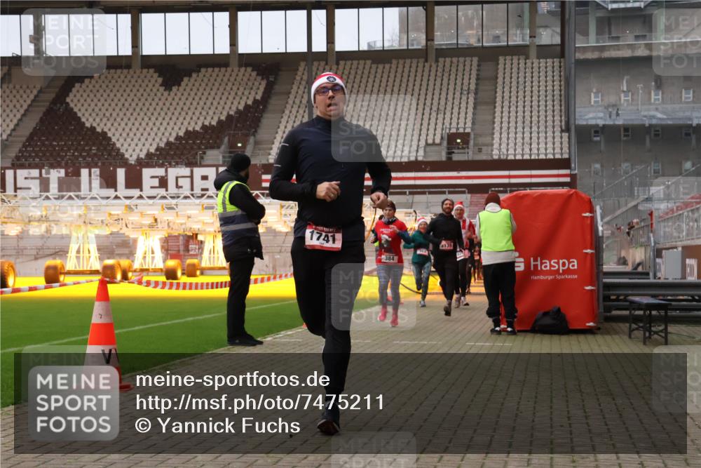 08.12.2024 - St. Pauli X-Mass-Run No. 14 Yannick Fuchs http://msf.ph/oto/7475211 08.12.2024 09:57:00 Ziel 364, 384, 420, 755, 763, 904, 1291, 1741, 1754, 1982, 2267, 2956, 3022, 3139 meine-sportfotos.de